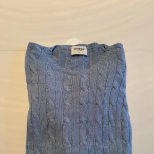 Tröja Softgoat  - Cashmeretröja Softgoat i duvblå. Stl M. Nytvättad, fräsch och helt noppfri 