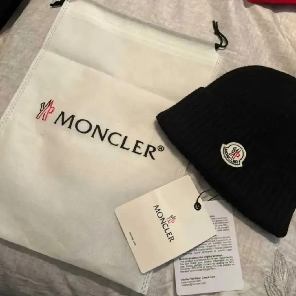 Helt ny moncler mössa till salu färg svart.. Övrigt.