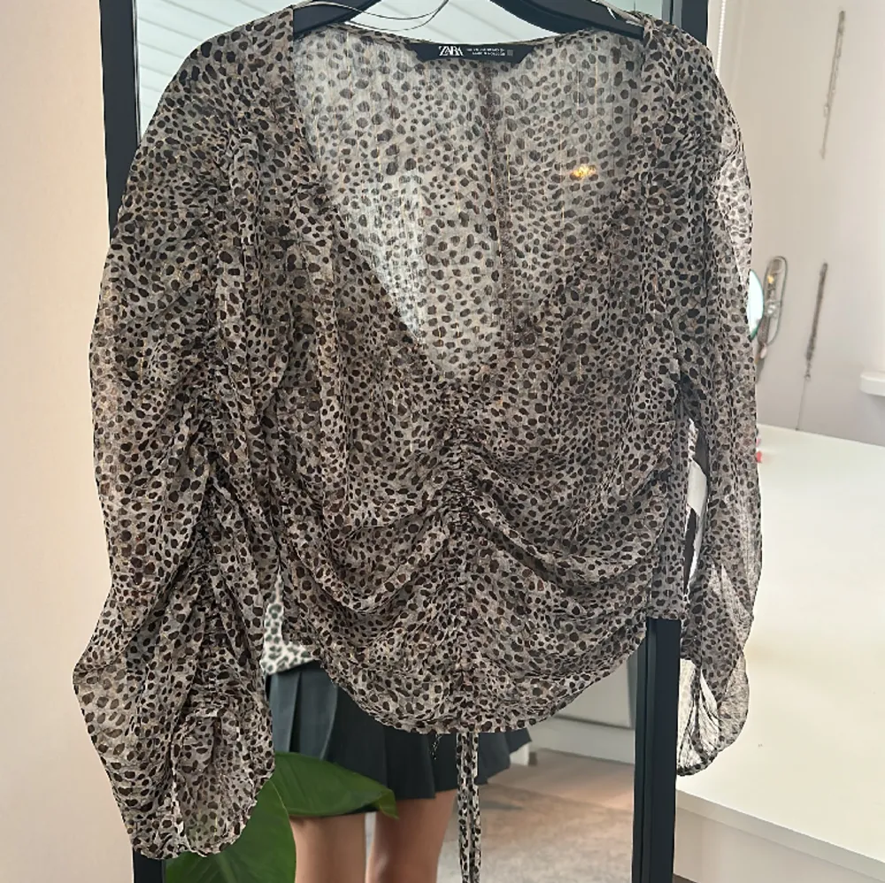 Cool leopardtopp från zara, använd ca 2 ggr. Har massvis av bilder så vid intresse är det bara att höra av sig. Frakt står köparen för💋🐆. Toppar.