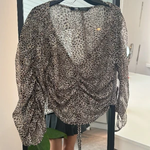 Leopardtopp  - Cool leopardtopp från zara, använd ca 2 ggr. Har massvis av bilder så vid intresse är det bara att höra av sig. Frakt står köparen för💋🐆