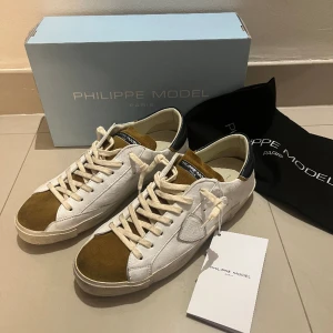 Philippe Model - Philippe Model sneaker I Helt NY (10/10) I Sitter 0,5 storlek större I Nypris: 4000 I Ingår: Box, Dust bag I Fraktar via PostNord, på köparens bekostnad I Hör av dig vid minsta fråga eller fundering📩