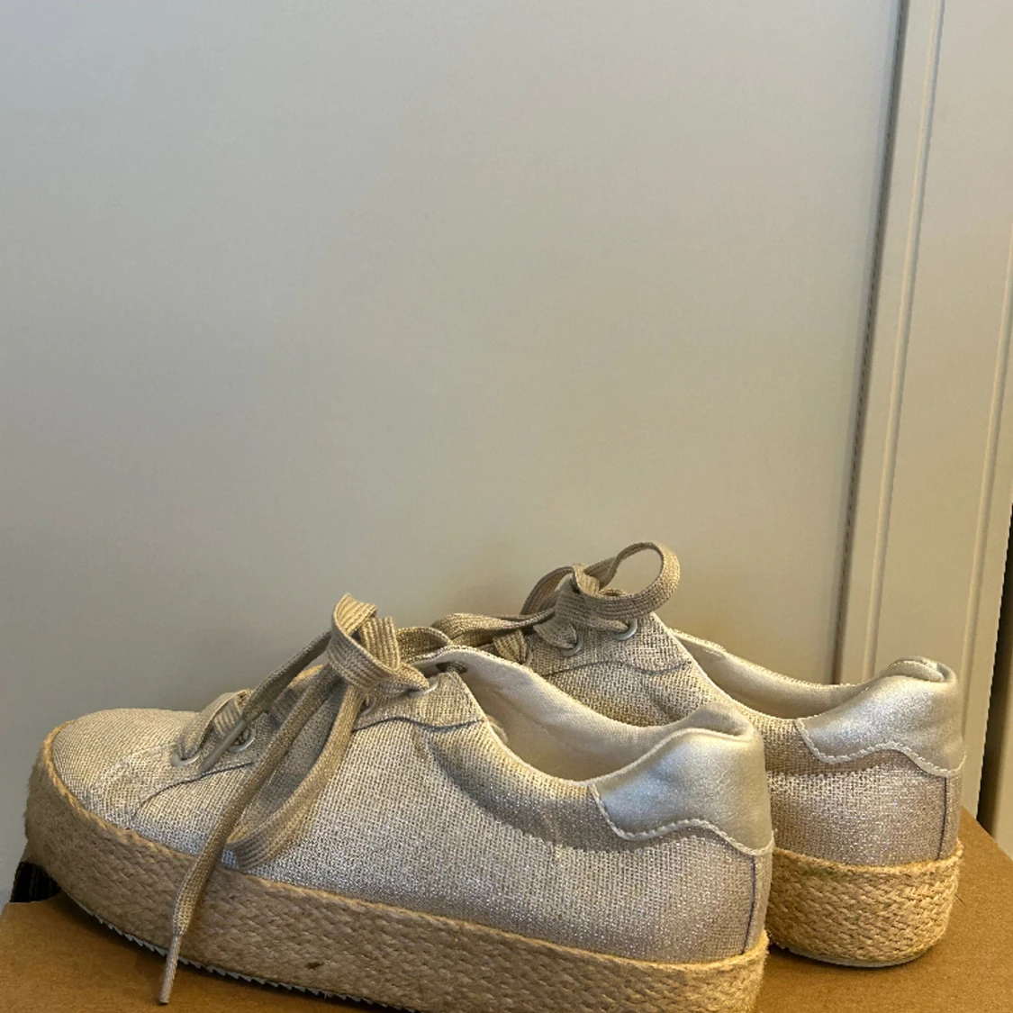 Silvriga sneakers - 90