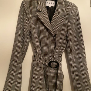 Vit/svart/grå kavaj - Vit/svart/grå kavaj från nakd. Helt oanvänd så den är i nyskick! Storlek 32, skulle funka till 34 också! Den är från nakd. Köpt för 500kr