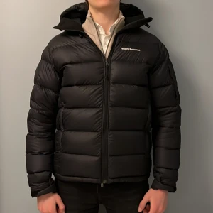 Peak Performance Jacka - Peak Performance Frost Down Jacket Herr - Storlek M - Skick 9/10 Jag är 191 cm lång och väger 86 kg.