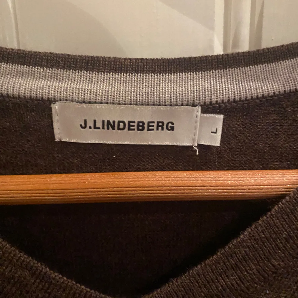 En fet tröja ifrån märket J.Lindeberg i storlek L, tröjan är använd fåtal gånger, den är i mycket bra skick utan några större defekter, nypris: 1299kr, mitt pris: 299kr.. Stickat.