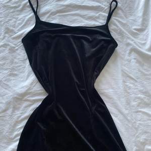 En kortare svart klänning i strl M🖤