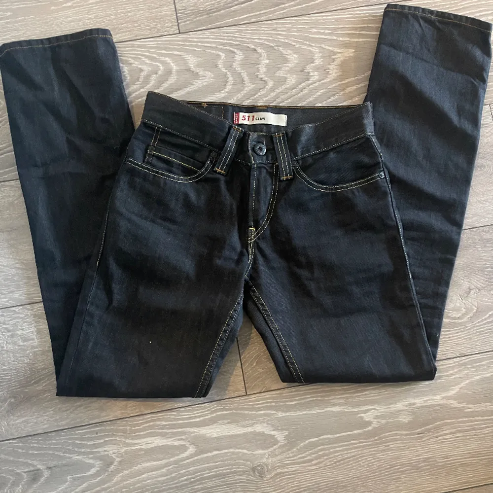 Lågmidjade Levis jeans i storlek w28 och längd 32. Skulle vela säga att storleken är liten och att det kanske hade kunnat vara w26. Helt oanvända men drog tyvärr av lappen för några månader sedan. Det är modellen 511. . Jeans & Byxor.