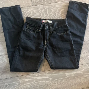 Levís jeans - Lågmidjade Levis jeans i storlek w28 och längd 32. Skulle vela säga att storleken är liten och att det kanske hade kunnat vara w26. Helt oanvända men drog tyvärr av lappen för några månader sedan. Det är modellen 511. 
