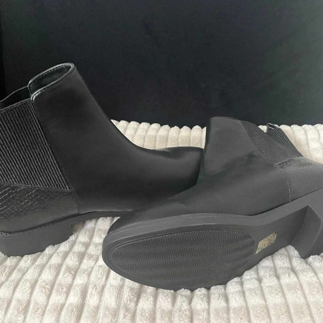 Helt nya, oanvända svarta chelsea-boots från London Rebel!