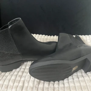 Helt nya, oanvända svarta chelsea-boots från London Rebel! - Helt nya, oanvända. Wide fit. UK 6/EU 39.