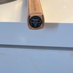 Nars radiant creamy concealer  - Endast testad på handen säljer då den är för mörk för mig den är i färgen med/dark 1 biscuit ordinarie pris är 390kr men säljer för 250kr