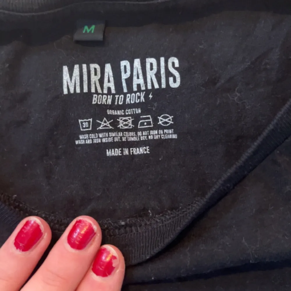 Mira paris t-shirt köpt i höst! Använt väldigt få gånger. 💕💕  Köpte för 600kr!. T-shirts.