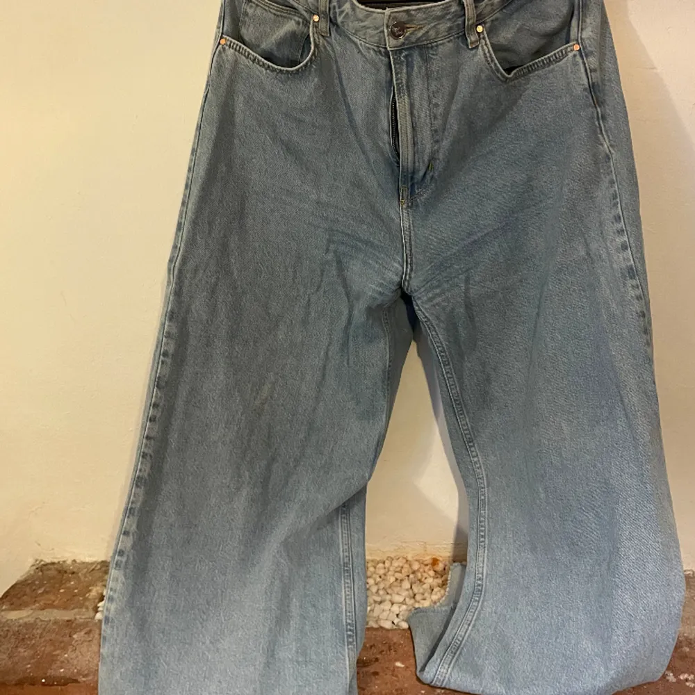 Ljusa baggy jeans i storlek L. Använder själv inte jeans så ofta så därav önskas ett nytt hem åt dessa snyggingar. Kan ta bättre bilder om så önskas!:). Jeans & Byxor.
