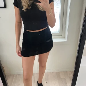 Linnekjol från Princess polly - Obs, smutsig spegel!!  Minikjol i linne material från Princess polly. Storlek XS men ganska kort i storleken. Använd men ändå i bra skick!