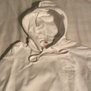 Vit levis hoodie relaxed 9,5/10 använd runt 5 gånger Säljer då den inte används längre