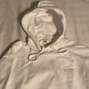 Levi's hoodie - Vit levis hoodie relaxed 9,5/10 använd runt 5 gånger Säljer då den inte används längre