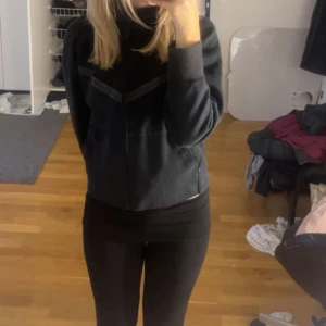 Nike Tech Fleece - Superfin Nike tech som inte används så mycket ❤️köpte den i februari 2023 och har använt den fåtal gånger sen dess ❤️ har ett litet hål i sig bakom ena fickan som knappt syns om man inte kollar jättenoga ❤️