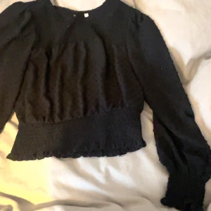 Super fin svart blus!  - Svart lite genomskinlig blus.