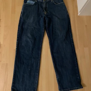 Feta jeans med detaljer - Feta baggy jeans med detaljer på bakfickorna. Lite skada i hälen. Från märket massdenim. 