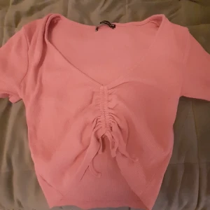 Rosa topp - Så fin och sött rosa t-shirt, även magtröja. Super fin detalj med snörre på där fram och lite mörkare i färgen än på bilderna, altså lite mera åt "hot pink" hållet. Står M men passar nog från xs-L(tajt). Bra skick kontakta vid frågor💋💕