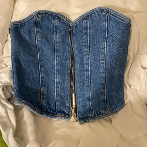 Jeans topp  - Använd en gång.  Köpt på gina och den sittet väldigt bra.
