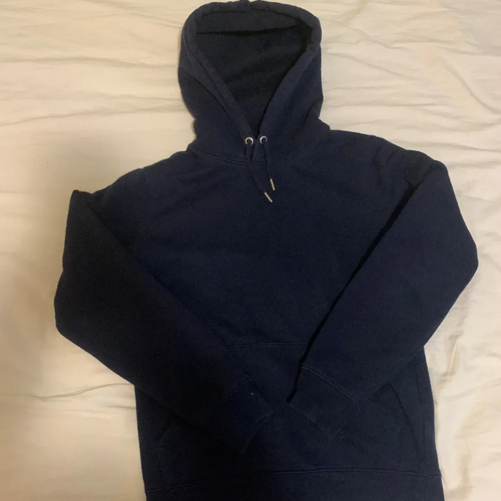 Säljer nu min snygga marinblåa Mi Amor hoodie från Mira Paris💕 Väldigt bra skick och har inga defekter, storlek xs/s😊. Hoodies.