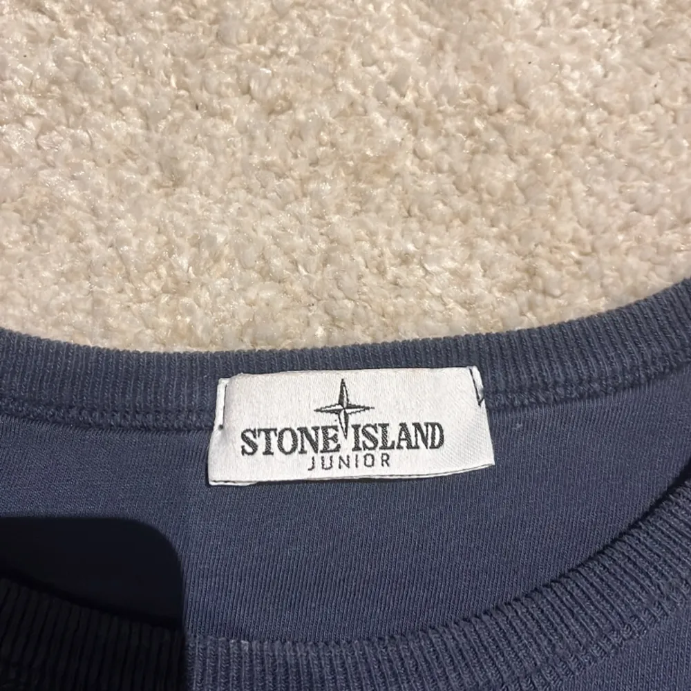 Säljer stone island sweatshirt zip Köpt på nk.   Skick 7/10 använd ganska mycket   Säljs pga växt ur den   Storlek s= stone island junior . Tröjor & Koftor.