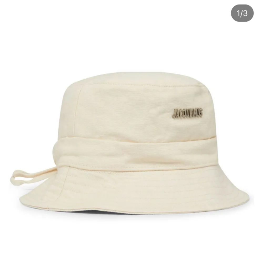 Bucket hat från jacquemus i färgen cream, helt oanvänd med prislapp kvar, i storlek 56 Nypris 1300 säljer för 1000. Övrigt.