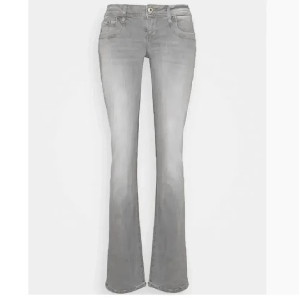 Säljer dessa populära gråa Ltb jeansen i modellen ’valerie’, pga att de inte kommer till användning, de är endast använda ett fåtal gånger! Skriv för fler bilder💕. Jeans & Byxor.