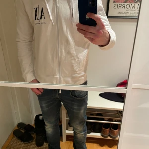 Armani hoodie - Hoodien har ett litet hål på vänster armen. Men syns inte om du har vit t-shirt och det är lätt att laga Skick 7/10 pga hålet annars 9/10