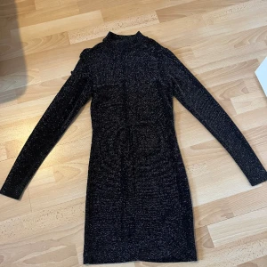 Glittrig klänning  - Glittrig svart klänning, strl xs från Monki 😊