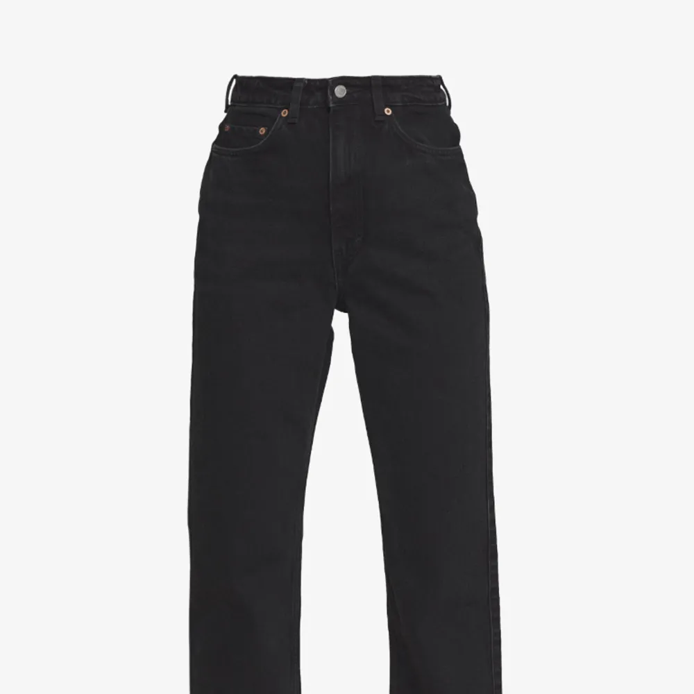 Rowe jeans från weekday, storlek 26/32. Echoblack. Raka i modellen. Fint skick! . Jeans & Byxor.