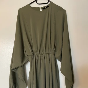 Långärmad Klänning  - Det är en långärmad klänning. Den är kort vid benen och stannar övan för knäna. Jag har aldrig haft på mig den. Men det är perfekt till sommaren och den är jätte fin. 