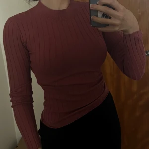 Långärmad tröja - Långärmad tröja från BikBok i storlek XS (men passar även en S). Turtleneck skärning. Färgen är mellan vinröd och mörkrosa.