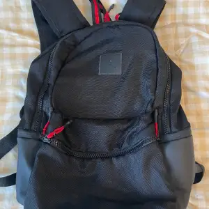 Det är en fin och bekväm ryggsäck den är perfekt för skolan eller idrotten. Den är en Air Jorden väska. Jag har använd den några gånger och den är perfekt till allt den har många fickor och får plast med allt. 