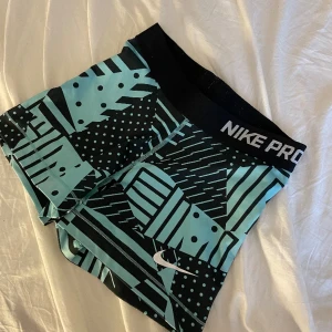 Nike pro  - Jätte fina o sköna, men tyvärr för små för mig nu, denna designen finns inte kvar
