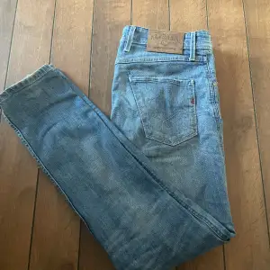 Säljer ett par feta Replay Anbass jeans! | W29 | L32 | Inga skavanker eller skador | Skick 9,5/10! | Nypris 1700kr | Mitt pris 699kr | Hör av dig vid minsta fundering!! 🙌🙌😊
