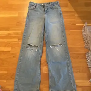 Raka/breda jeans i storlek 170 från Kappahl. Inte bästa skicket då hålet på högra benet har slitits upp lite men det är inget som syns, se på bild tre. Pris kan diskuteras💗