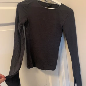 Topp med slits  - Säljer denna populära mörkgråa toppen med slits på armarna från Gina Tricot ❤️ säljer då den inte kommer till användning! Jag har använt den ca 4 ggr så den är i nyskick ❤️ nypris är 200 kr! Skriv priv vid frågor mm 