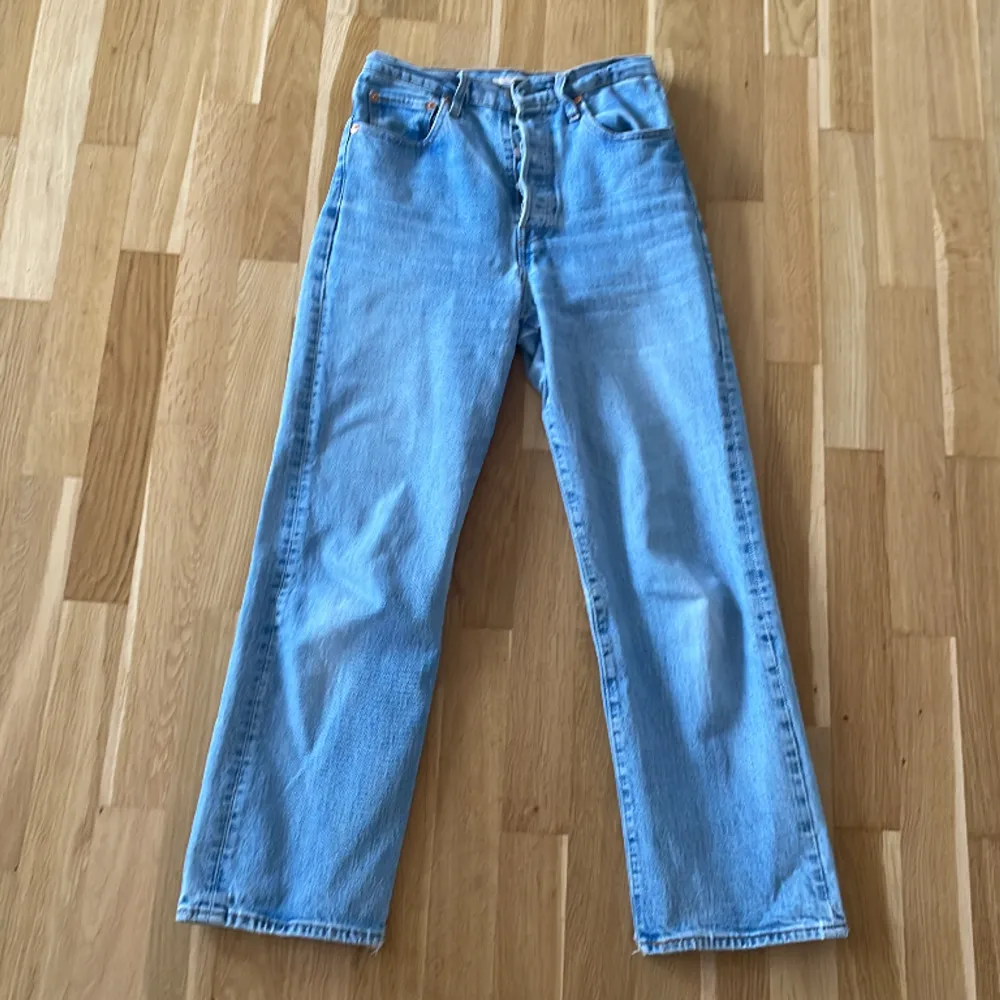 Köpt för runt 1000 kr, säljer då inte min stil, slittna och gamla. Storlek 28. . Jeans & Byxor.