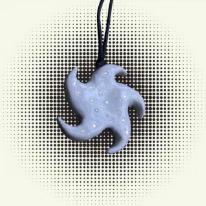 𓇼STAR𓇼 - handgjord berlock av fimolera ✮ utsmyckad med strass av glas ✮ glaserad med glansigt lack ✮ skinnsnöre som går att knyta