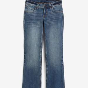 Säljer dessa jeans i storlek 34 då de inte kommer till användning, de är lite slitna längst ner på byxorna 💕