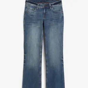 Säljer dessa jeans i storlek 34 då de inte kommer till användning, de är lite slitna längst ner på byxorna 💕