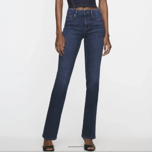 Utsvängda jeans - Utsvängda jeans från zara som endast är använda 2 gånger. Säljer då de inte passar