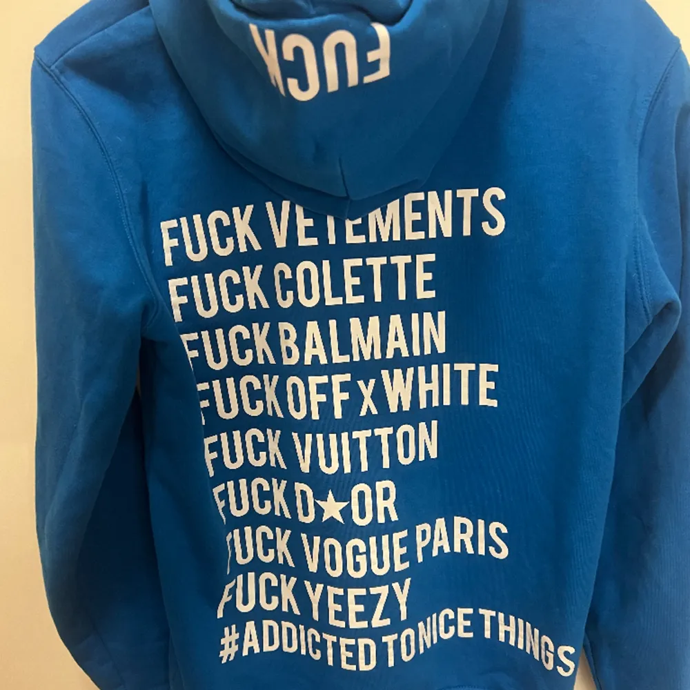Säljer nu min unika och as coola hoodie från ATNT Paris då den inte kommer till användning. I nyskick!! 💙Nypris runt 1300kr. Hoodies.