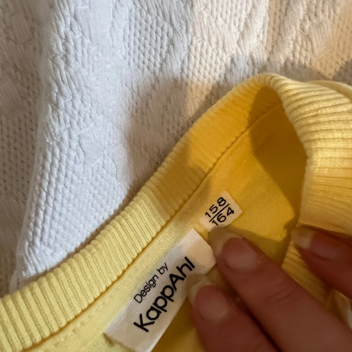 Gul tröja med broderi tryck - 90