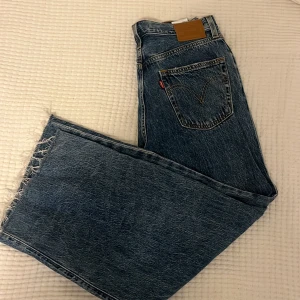 Levis Jeans - Säljer dessa fina Levis jeans då de är för korta för mig. Knappt använda så i bra skick! Storlek 30 och längd 27. Vid andra frågor då är det bara att höra av sig💕