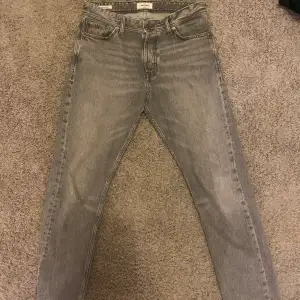 Jack&Jones jeans i straight fit Nypris: 600 Mitt pris: 200 Mindre defekt (se bild 3)  Passar mig som är 189 cm. Hör av dig om mer frågor!