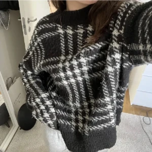 Stickad tröja - Så fin stickad tröja knappast använd! Storlek XL men väääldigt liten i storleken så skulle säga att den sitter perfekt som en s eller liten m🌸💕