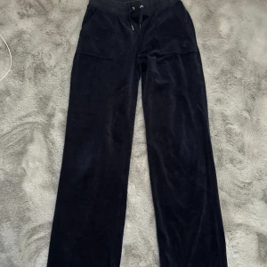 Juicy couture mjukis  - Väl använda juicy byxor, den silvriga färgen har försvunnit lite och båda melallsakerna på snörena är trasiga. Pris kan diskuteras 